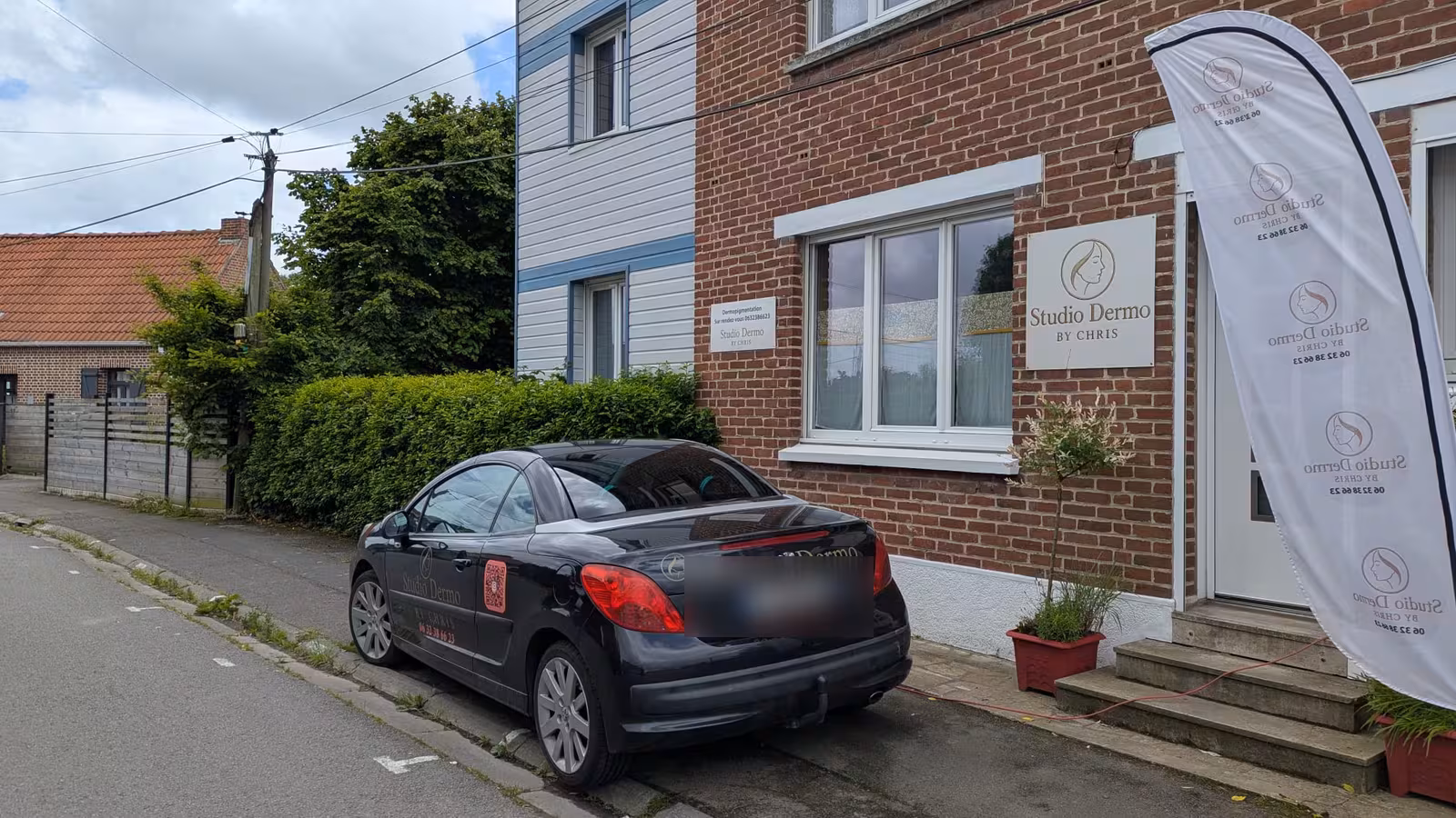 Marquage d'un coupé pour un institut — Lettrage & Flocage posé par Autovring