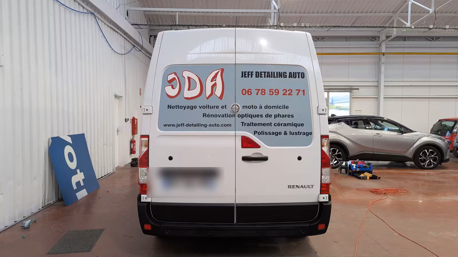 Lettrage complet d'un fourgon de detailing — Lettrage & Flocage posé par Autovring