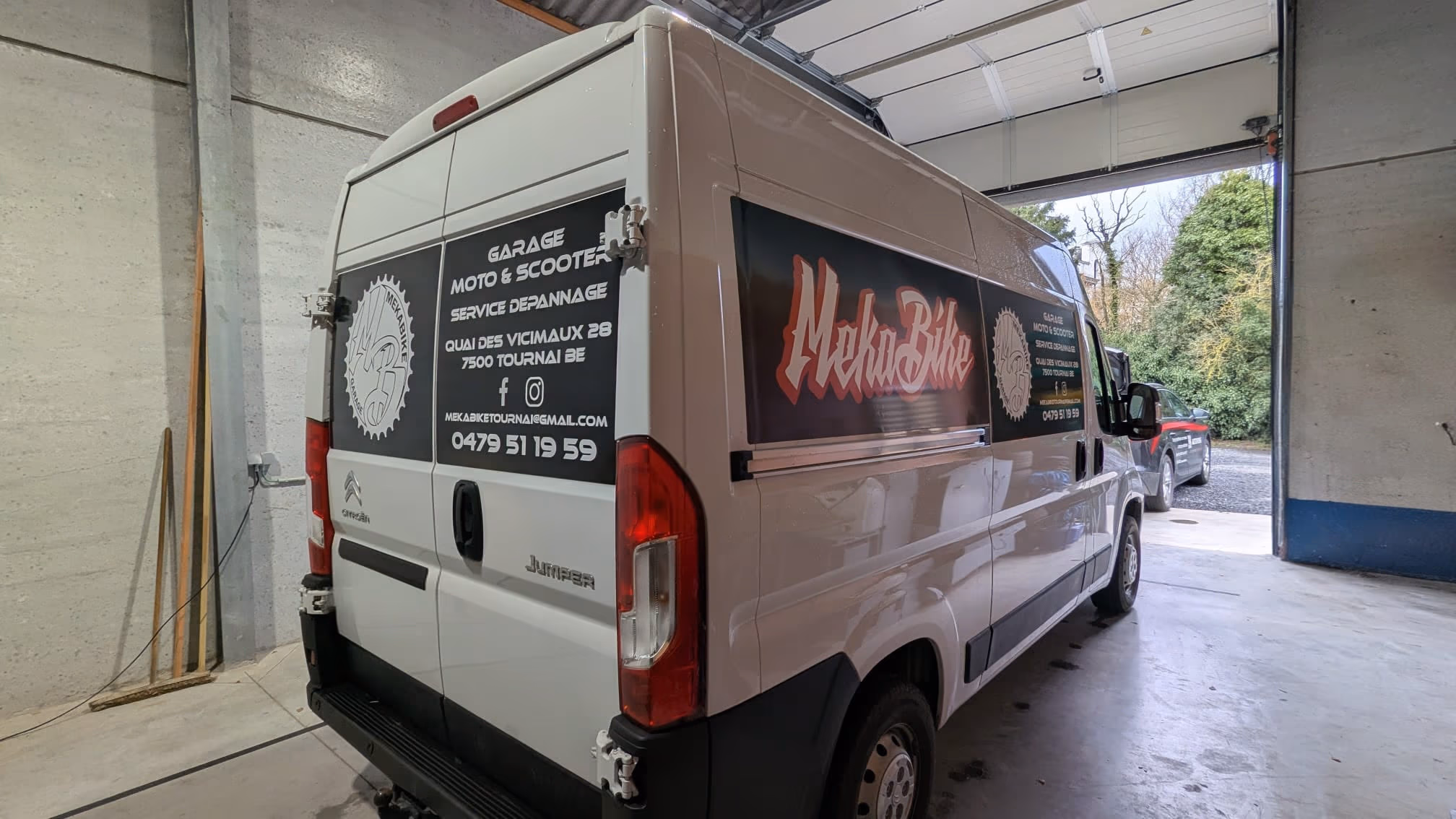 Panneaux magnétiques Citroën Jumper — garage moto à Tournai — Marquage véhicule posé par Autovring