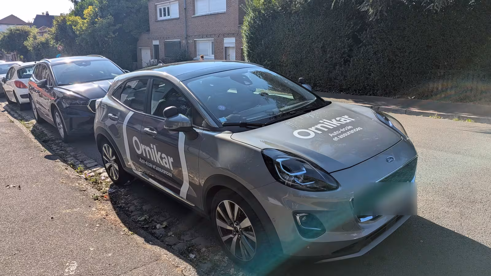 Deux véhicules d'auto-école habillés aux mêmes couleurs — Marquage véhicule posé par Autovring