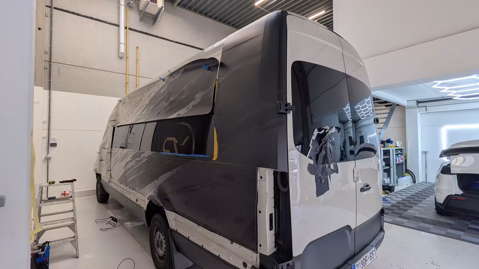 Covering total d'un Mercedes Sprinter, en cours de pose — Covering posé par Autovring