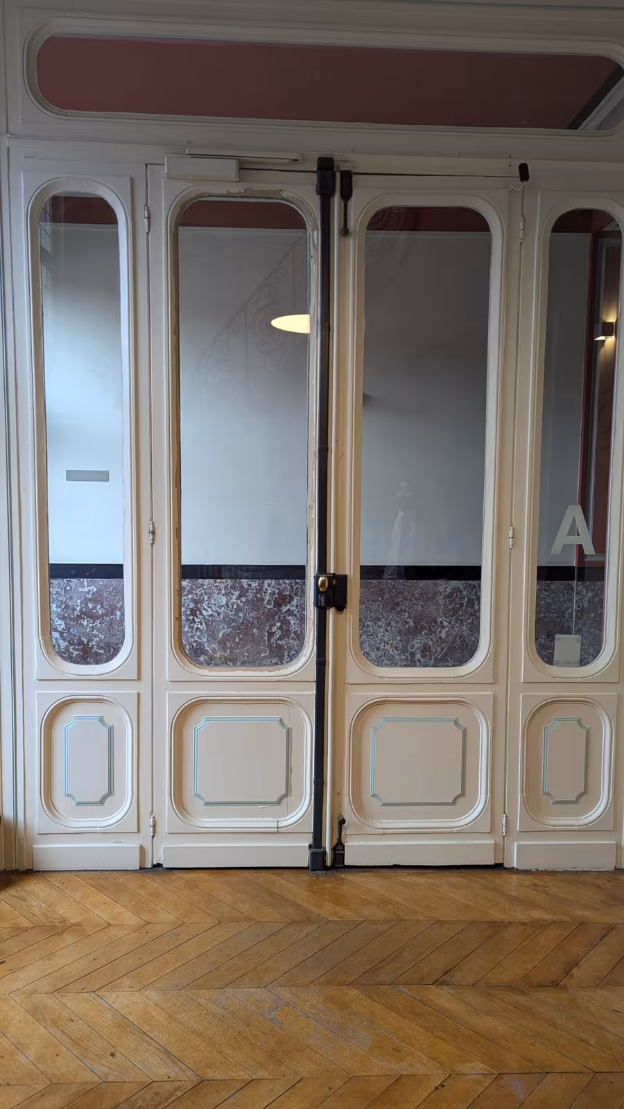 Film dépoli sur portes vitrées — étude notariale à Roubaix — avant l'intervention